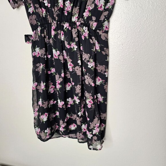 All In Favor Sz S Black Simone Dark Floral Short Sleeve Wrap Dress Chiffon Mini - Picture 8 of 9
